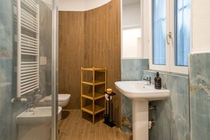 Shower, bidet, towels - GuestHost - Cozy studio-flat of 45 sqm, perfect for 2 people, located on the ground floor of a building.The property is located in the Pescarenico district of Lecco, a historic neighborhood associated with Alessandro Manzoni's The Betrothed, in a well- (Lecco)