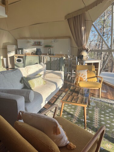 Luxury geodesic dome in Hays NC. All the comforts of home in a mountain retreat.