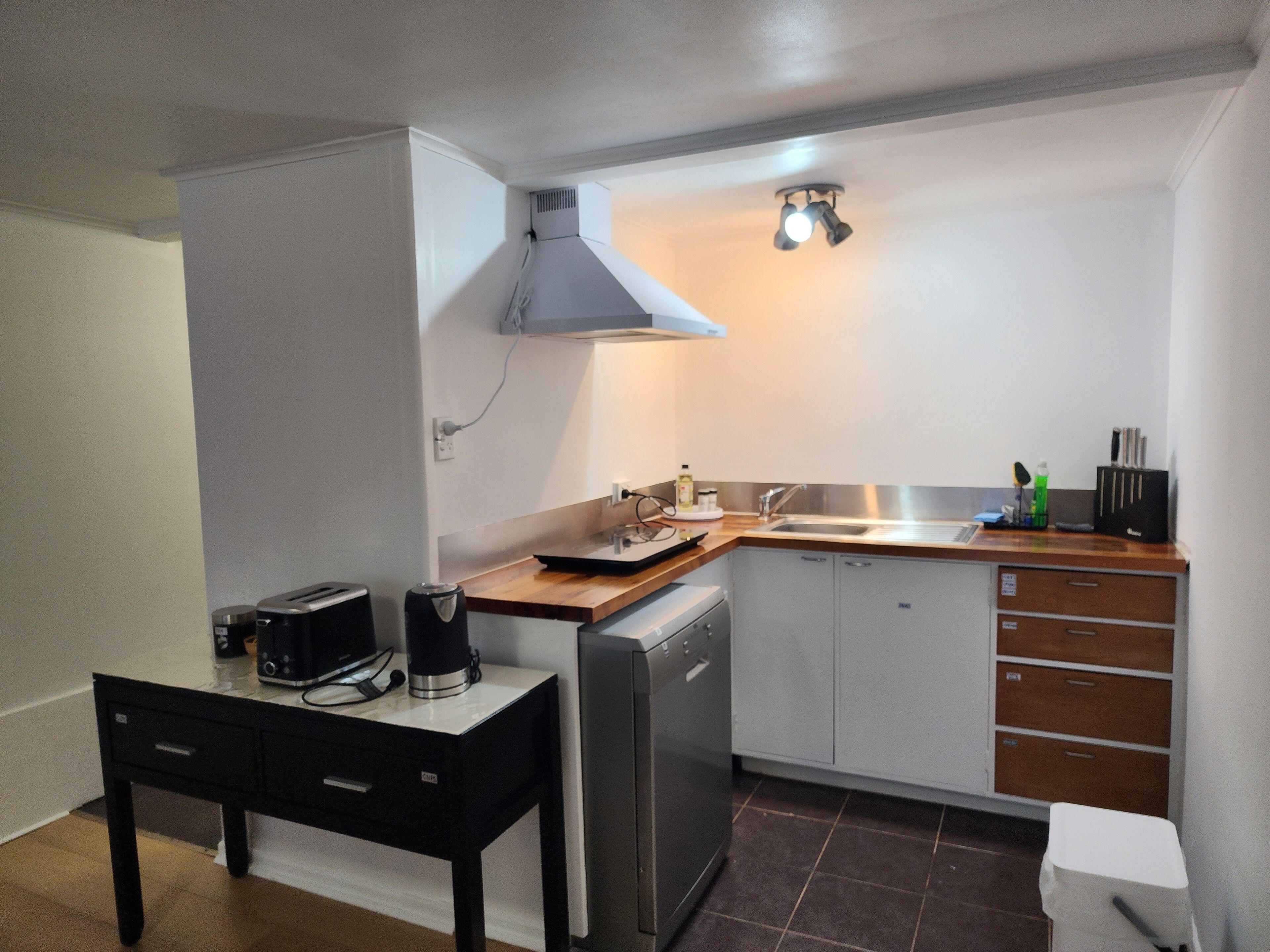 Een microgolfoven, een kookplaat, een vaatwasser