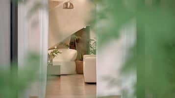 Escritorio, espacio para trabajar con laptop y cortinas blackout