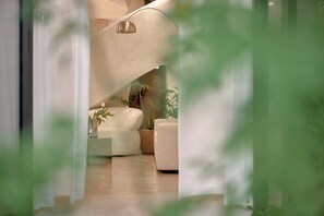 Escritorio, espacio para trabajar con laptop y cortinas blackout 