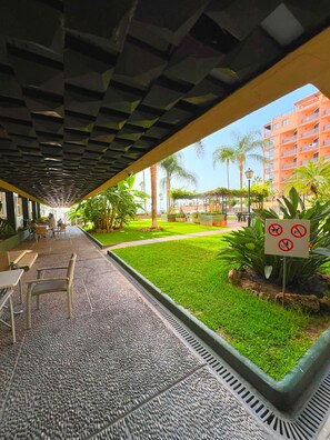 Outdoor dining - Remo Beach 1 by Residea (Torremolinos)