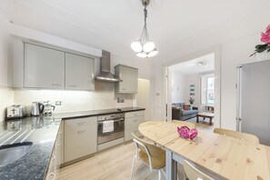 Microwave, oven, dishwasher - Beautiful 3-bedroom apartment in London perfect for your stay (London)