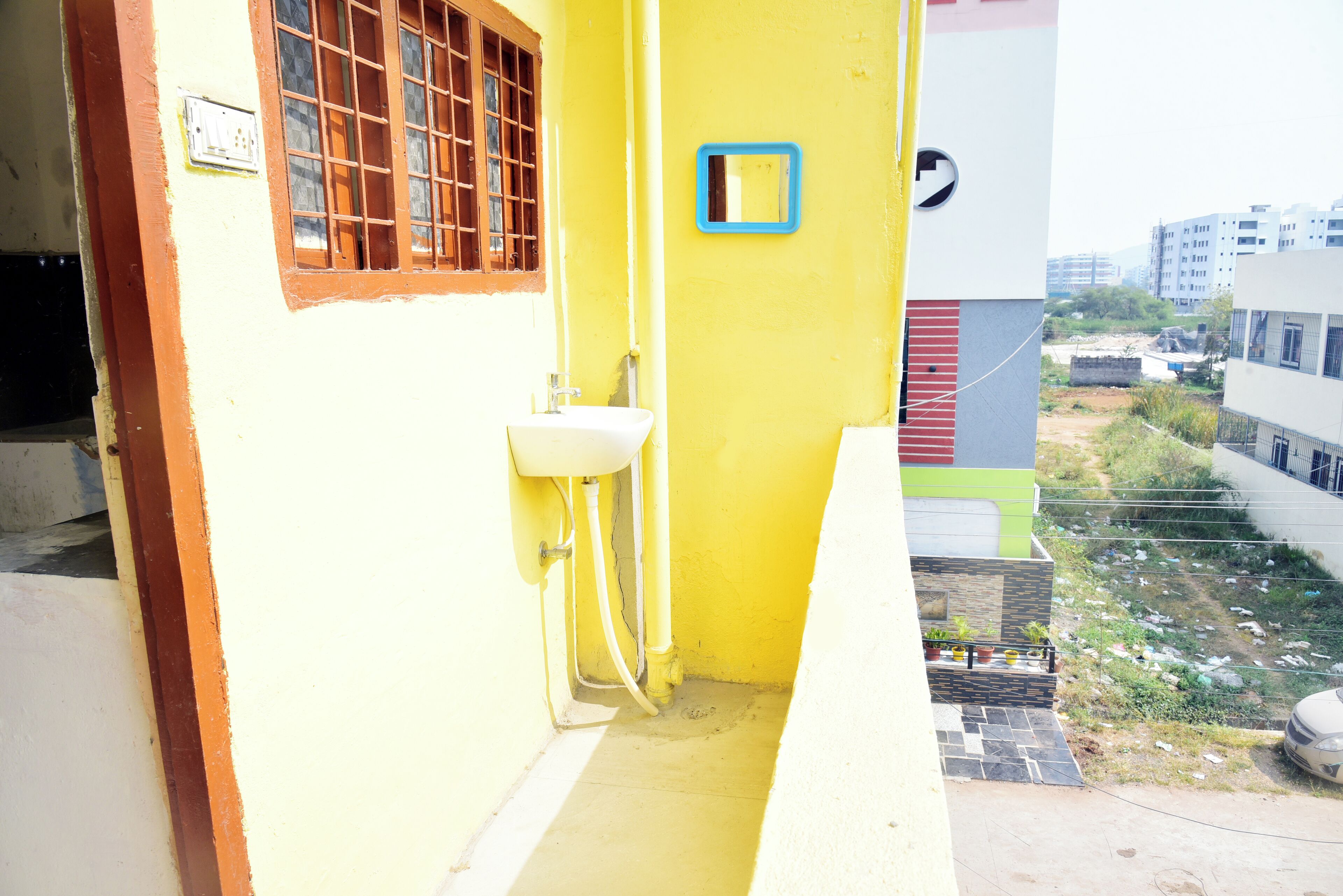 อพาร์ทเมนท์สำหรับครอบครัว, ระเบียง | อื่นๆ