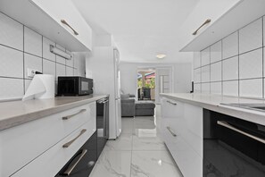 Fridge, microwave, oven, stovetop - Apartment Susanne 1 with Shared Pool near Porec (Kukci)