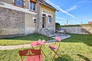 Outdoor dining - Villa Les Mouettes - 50 m from the beach (Bernières-sur-Mer)