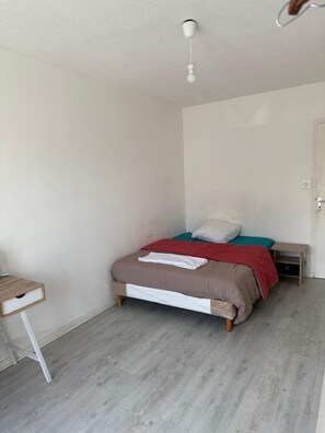 Silitysrauta/-lauta, Wi-Fi, vuodevaatteet