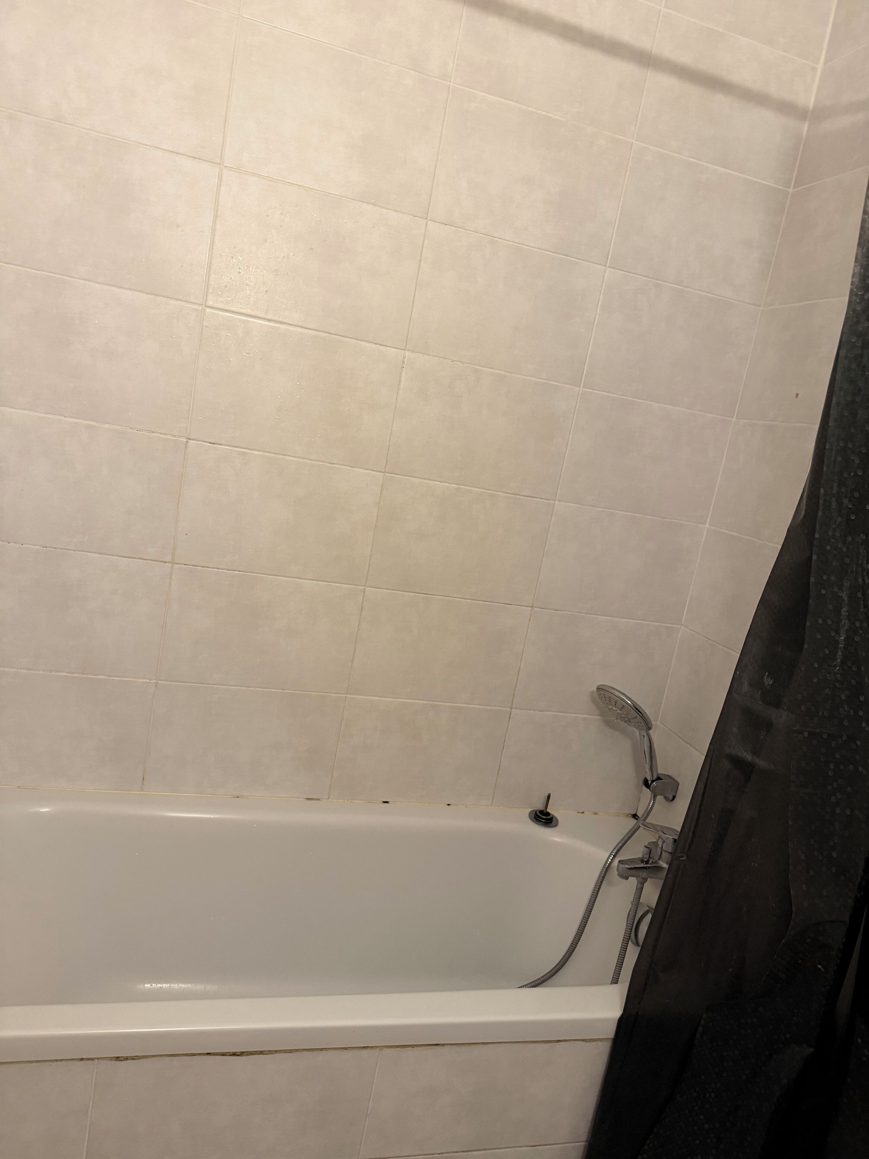 Sèche-cheveux, serviettes fournies, papier toilette