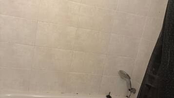 SĂšche-cheveux, serviettes fournies, papier toilette