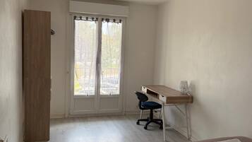 Iron/ironing board, WiFi, bed sheets