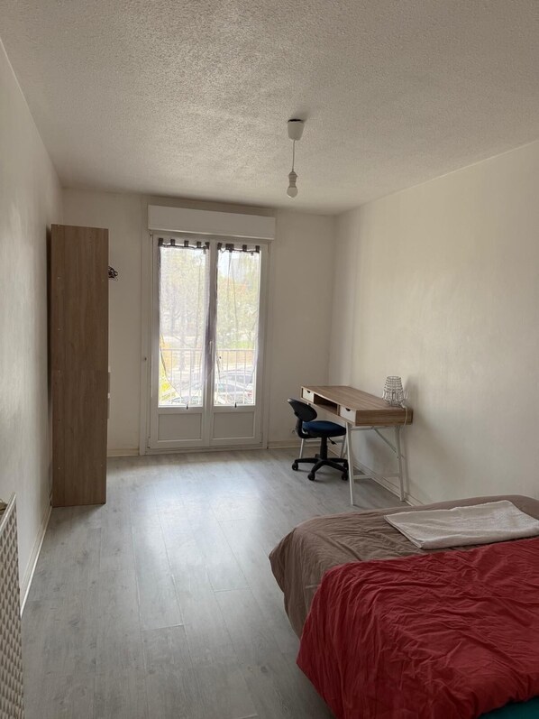 Een strijkplank/strijkijzer, wifi, beddengoed