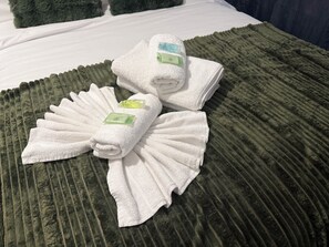 Een haardroger, handdoeken, zeep, toiletpapier