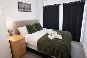 2 bedrooms, iron/ironing board, WiFi, bed sheets - Modern and Cosy 2 bed apartment (Newport)