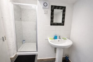 Haartrockner, Handtücher, Seife, Toilettenpapier