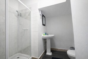 Secador de pelo, toallas, jabón, papel higiénico