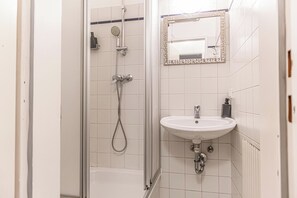 Basic-Apartment | Badezimmer | Dusche, kostenlose Toilettenartikel, Haartrockner, Handtücher