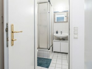 Apartamento básico | Baño | Ducha, artículos de higiene personal gratuitos y secador de pelo