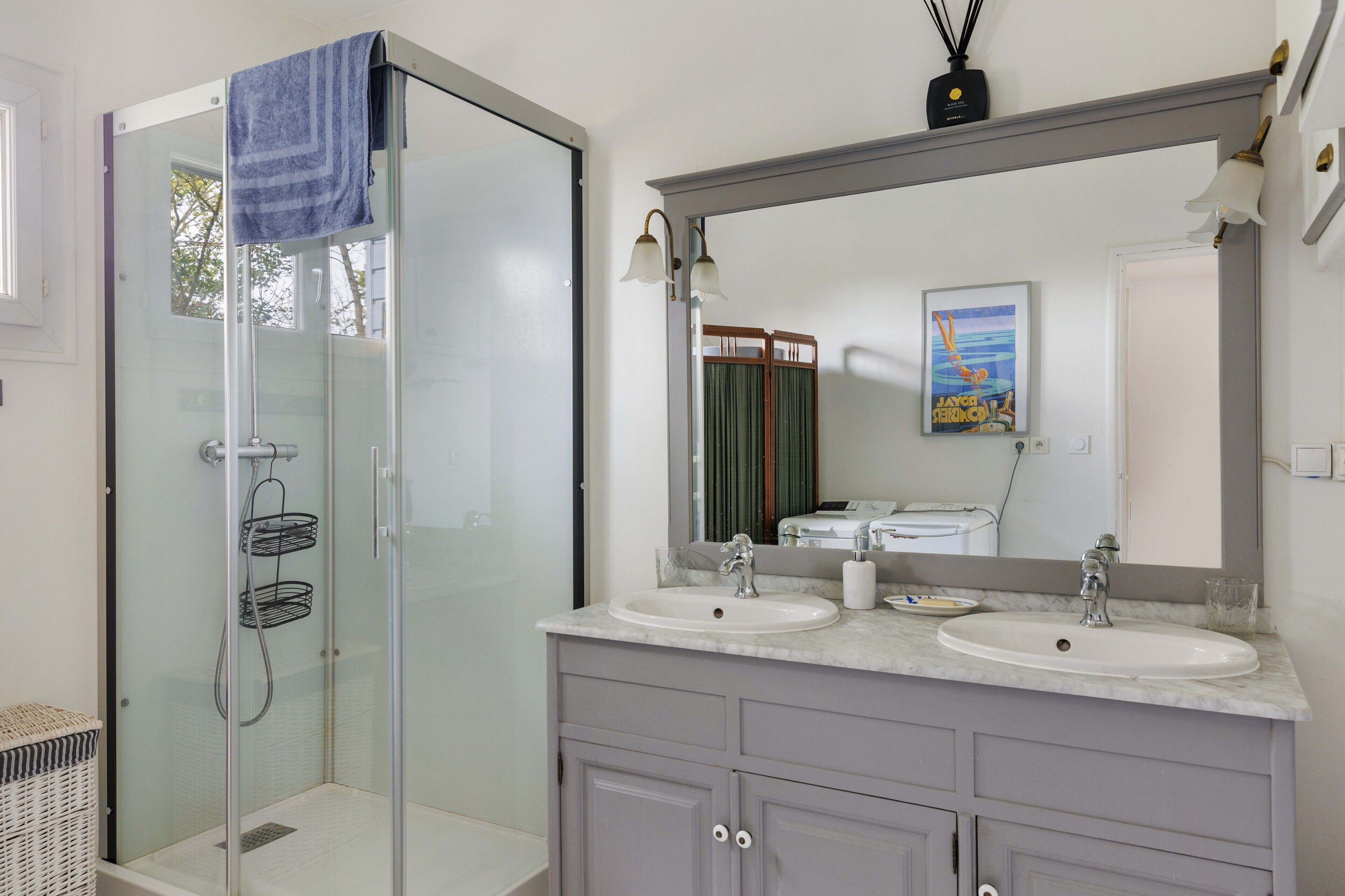 Shower, hair dryer, towels