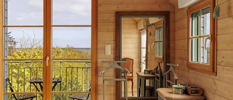 Tabla de planchar con plancha, wifi y ropa de cama