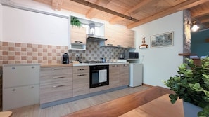 Fridge, microwave, oven, stovetop - Cozy studio apartment in the Dolomites (Tesero)