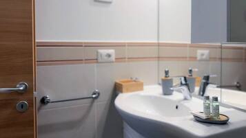 Een douche, een haardroger, een bidet, handdoeken