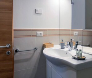 Douche, sèche-cheveux, bidet, serviettes fournies