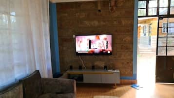 Deluxe-mökki, parveke, nĂ€köala puutarhaan | Oleskelualue | 32âtuumainen Ă€ly-TV, jossa digitaalikanavat