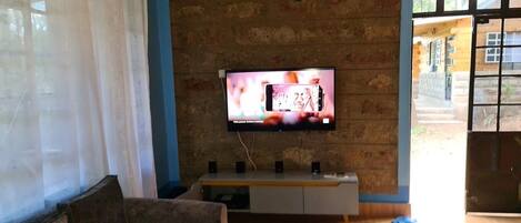 Småhus – deluxe, balkong, hageutsikt | Oppholdsområde | En 32-tommers smart-TV med digitale kanaler