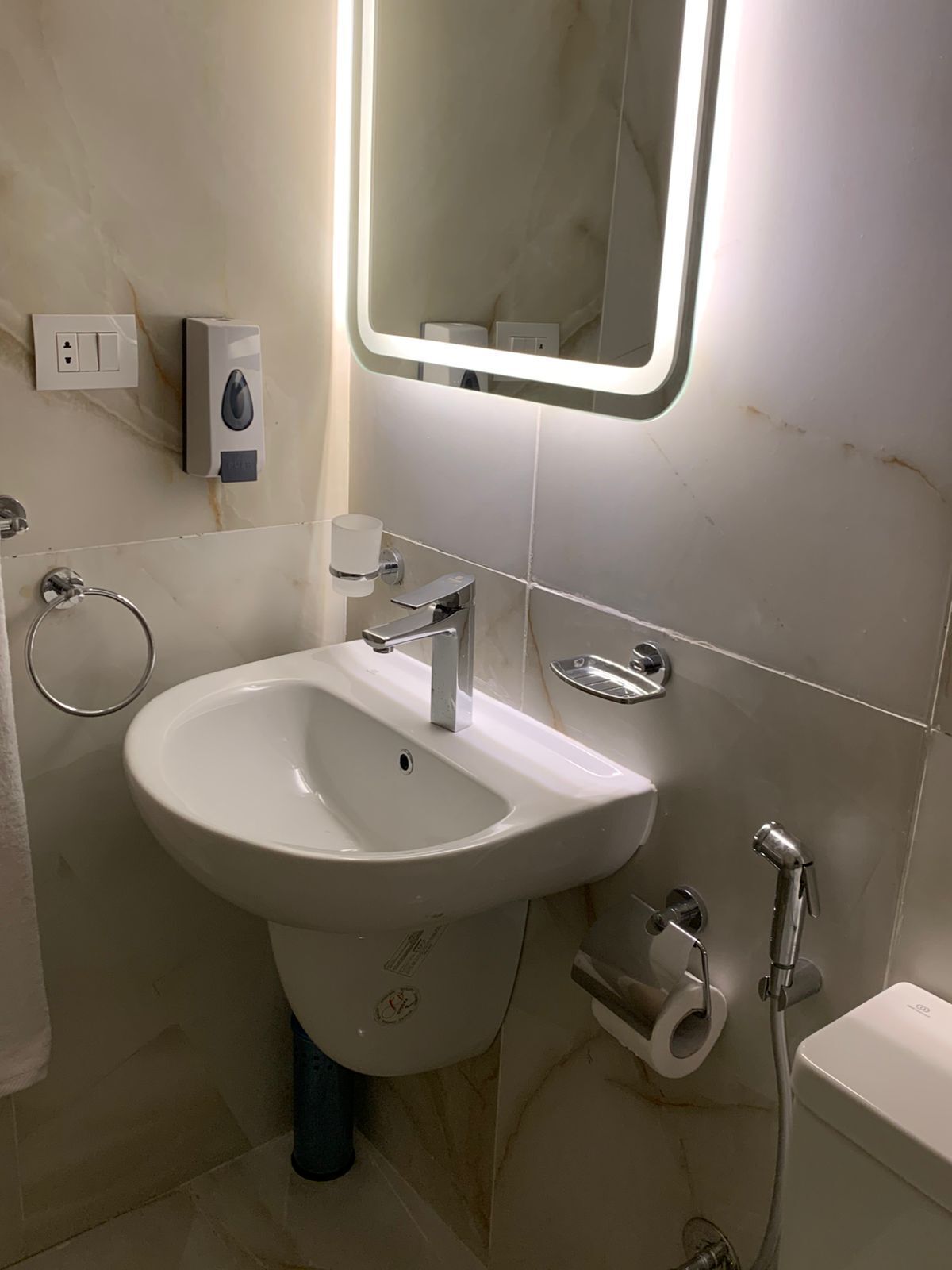 Chuveiro/banheira combinados, produtos de toalete biodegradáveis