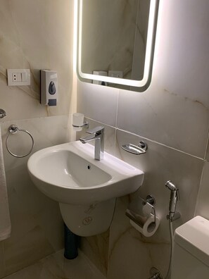 City Room | Bathroom | Combined shower/tub, eco-friendly toiletries, slippers, towels - Tamaya (Al-'ashir min Ramadan)