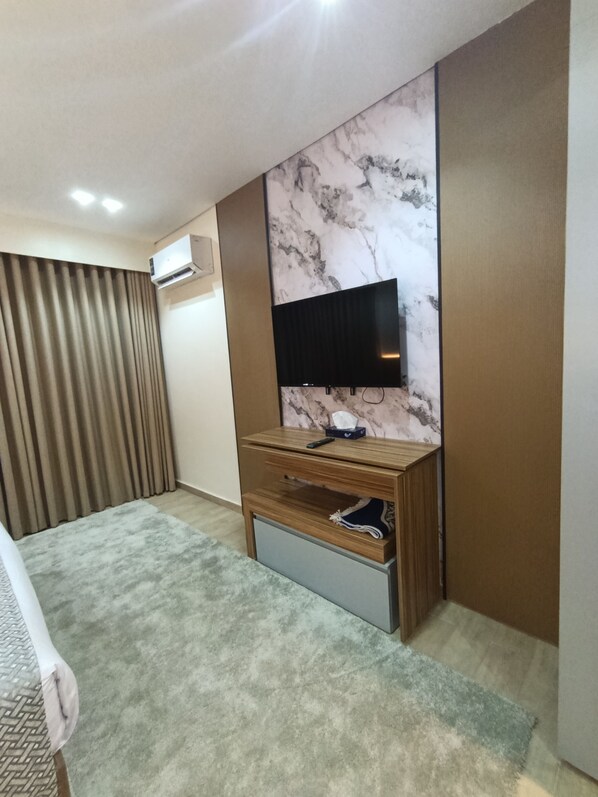 Premium bedding, memory foam beds, laptop workspace, blackout drapes - Tamaya (Al-'ashir min Ramadan)