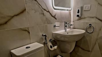 Habitació urbana | Bany | Combinació de dutxa i banyera i capçal de dutxa d'hidromassatge