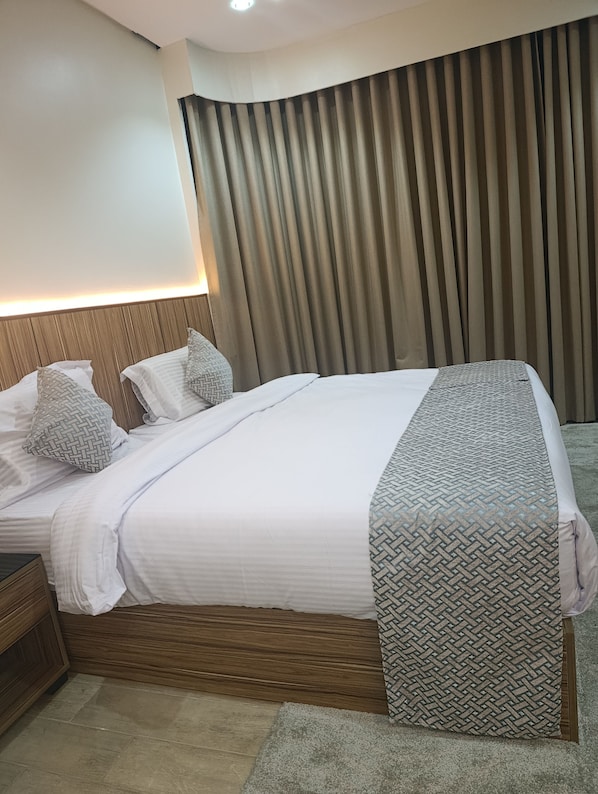 City Room | Premium bedding, memory foam beds, laptop workspace, blackout drapes - Tamaya (Al-'ashir min Ramadan)