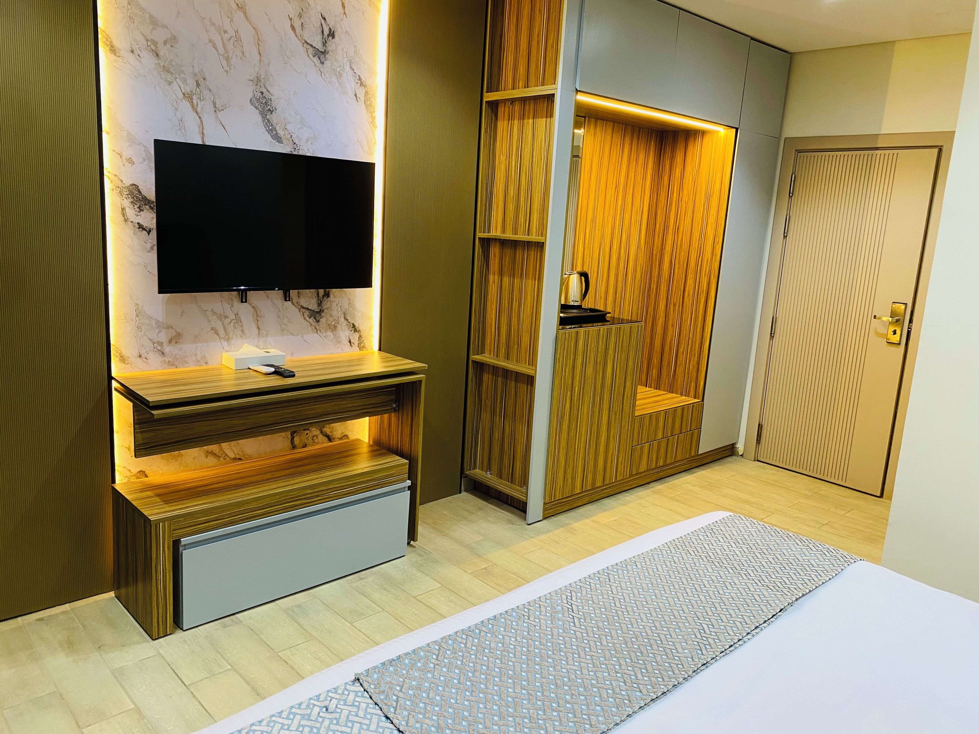 Comfort Triple Room | Living area | Flat-screen TV