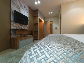 Premium bedding, memory foam beds, laptop workspace, blackout drapes - Tamaya (Tenth of Ramadan City)