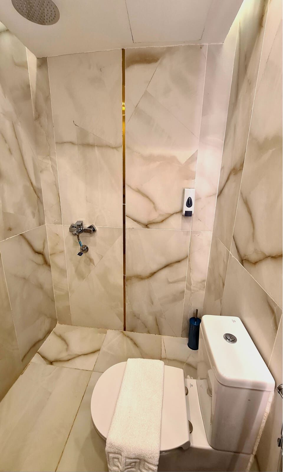 City-Zimmer | Badezimmer | Duschwanne, Hydromassagedusche, Designer-Toilettenartikel, Hausschuhe