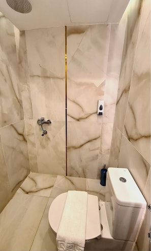 City Room | Bathroom | Combined shower/tub, hydromassage showerhead, designer toiletries - Tamaya (Tenth of Ramadan City)