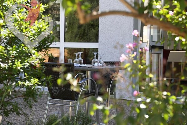 Outdoor dining - hôtel olympe (Aix-en-Provence)