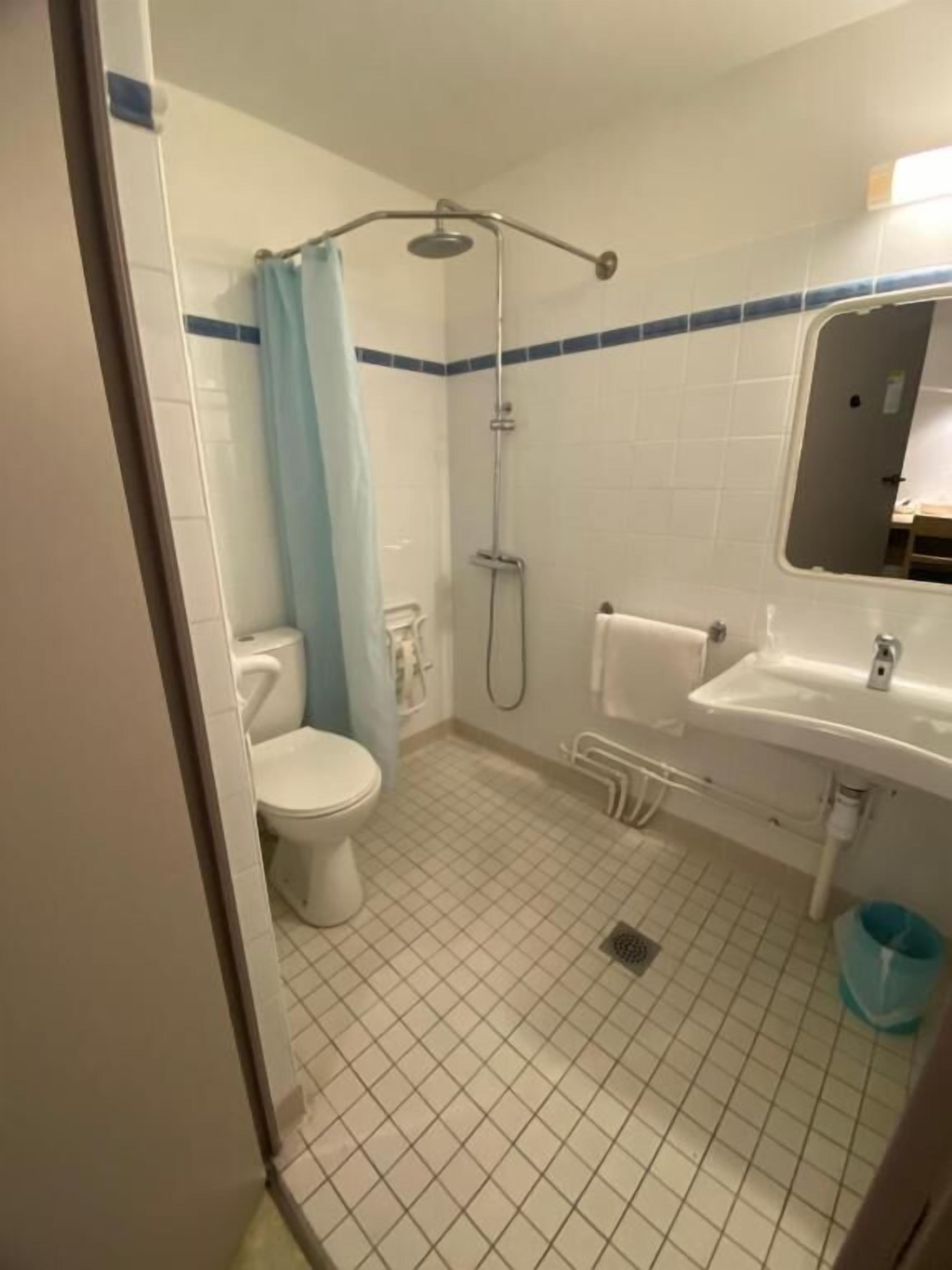 Ein Badezimmer mit Toilette, Dusche und Waschbecken.