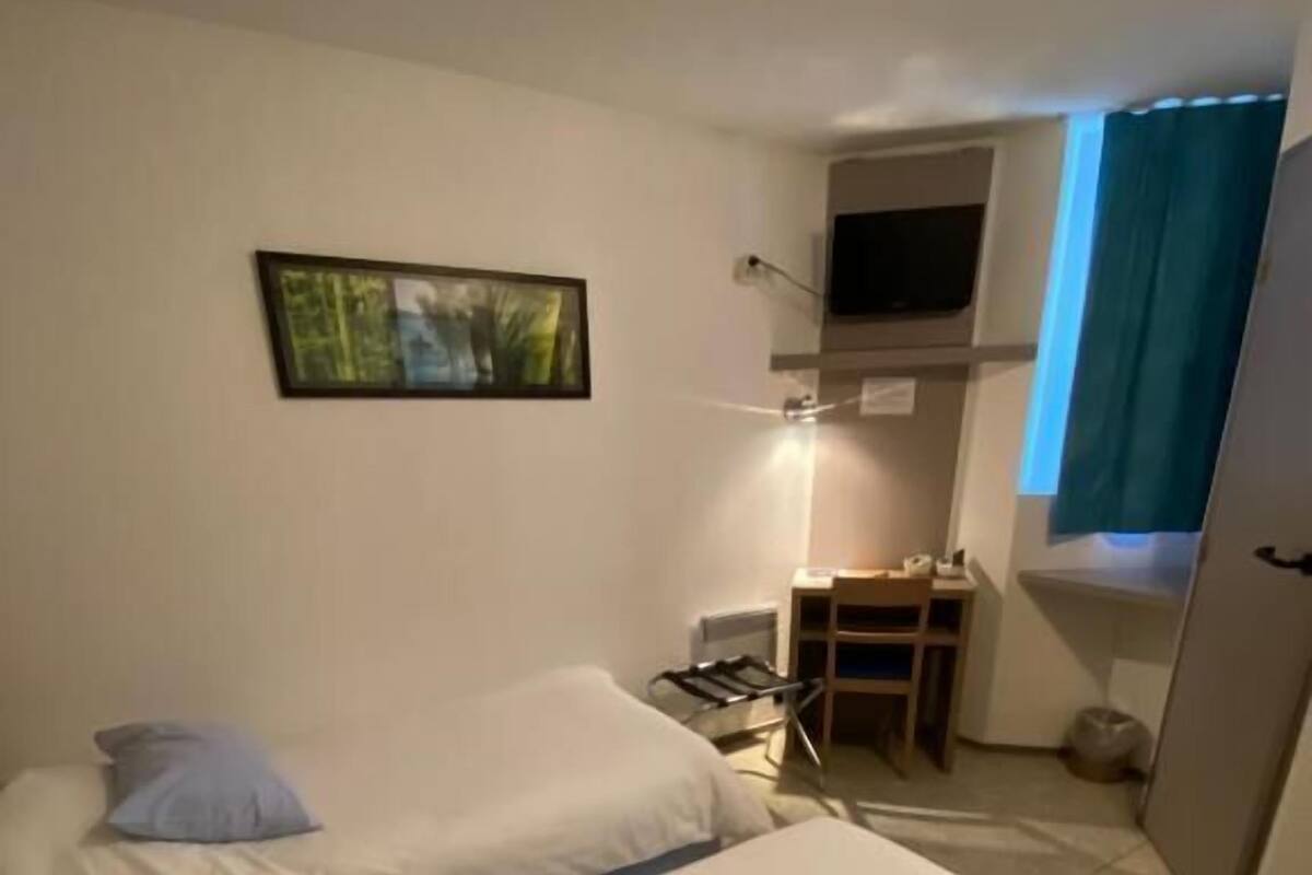 Twin Room, Garden View | Langsir/tirai gelap terus, seterika/papan seterika, Wi-fi percuma 