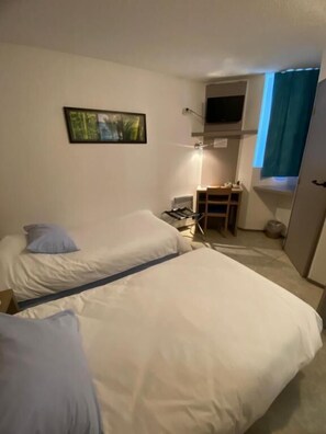 Twin Room, Garden View | Blackout drapes, iron/ironing board, free WiFi, wheelchair access - hôtel olympe (Aix-en-Provence)