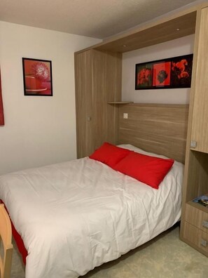 Quarto casal clássico, vista para o jardim | Cortinas blackout, ferros/tábuas de passar roupa, Wi-Fi de cortesia