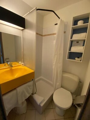 Twin Room, Garden View | Bathroom | Shower, towels - hôtel olympe (Aix-en-Provence)