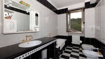 Douche, sĂšche-cheveux, bidet, serviettes fournies