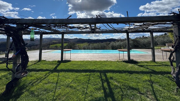 A wooden pergola with a pool and a view of mountains. - Country house with pool in Anghiari Arezzo (Anghiari)