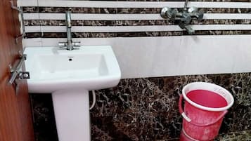 Ducha, toallas, jabón, papel higiénico