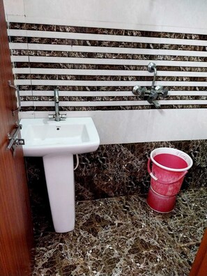 Quadruple Room | Bathroom | Shower, towels, soap, toilet paper - Yamuna Dham (Mathura)