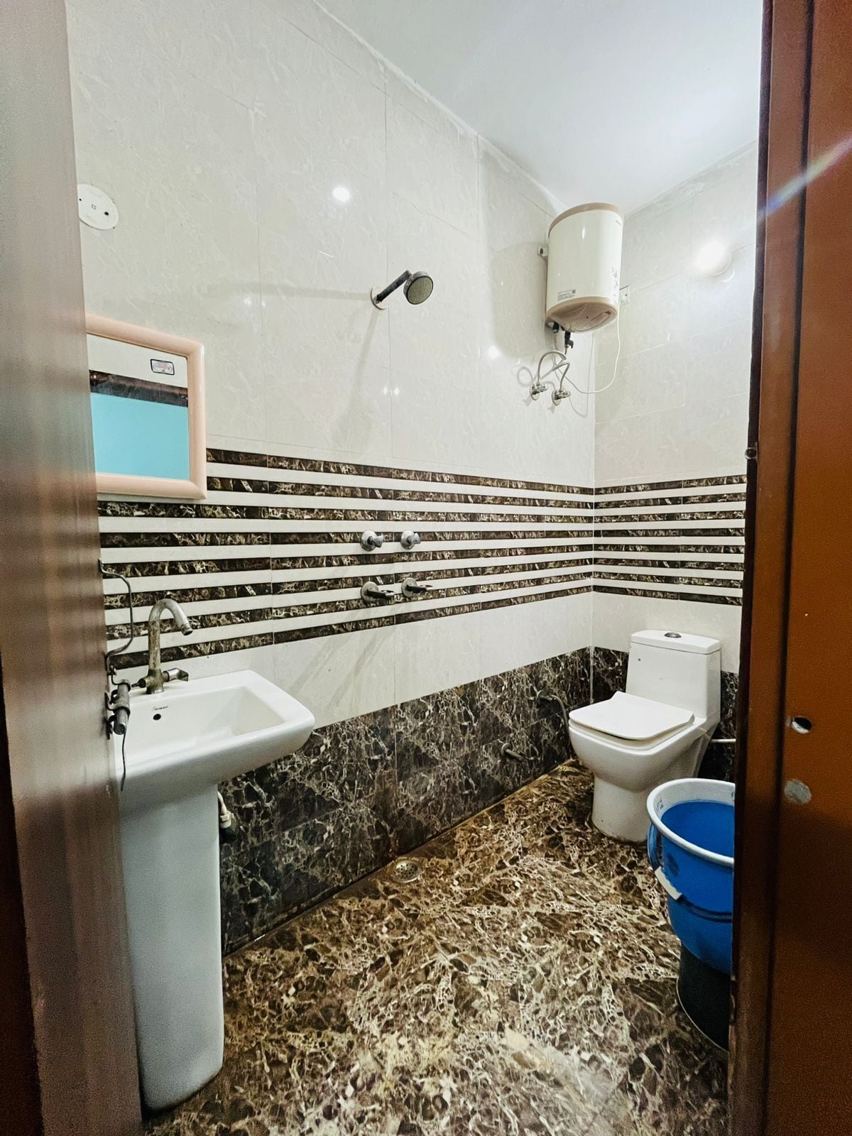 Ducha, toallas, jabón, papel higiénico