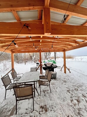 Outdoor dining - Cozy 2-bedroom private Lakefront-cottage on Oneida Lake. (Canastota)