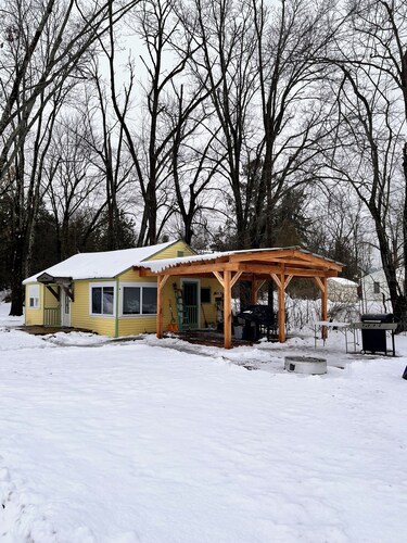 Cozy 2-bedroom private Lakefront-cottage on Oneida Lake.
